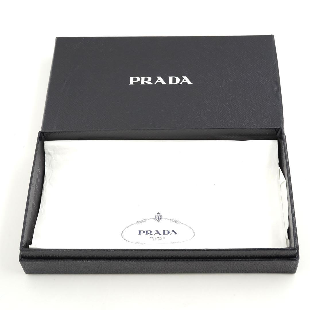 ✨新品未使用・箱付　PRADA 長財布　三角プレート　トライアングル　パンチング