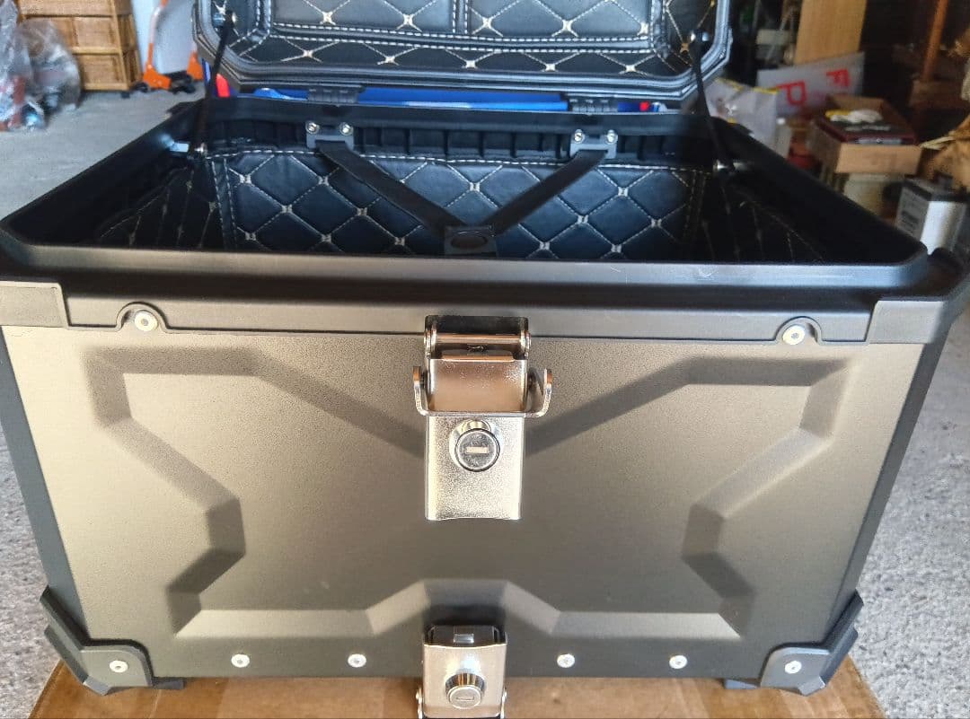 バイク用リアボックス55Lと取り付けプレート