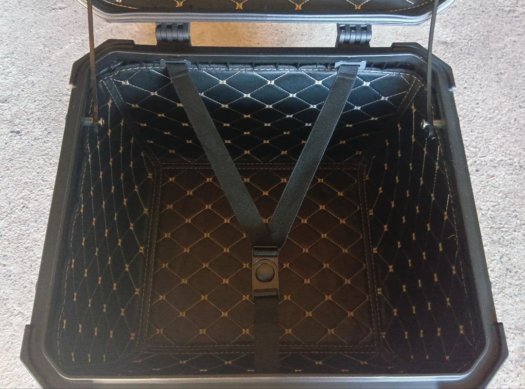 バイク用リアボックス55Lと取り付けプレート