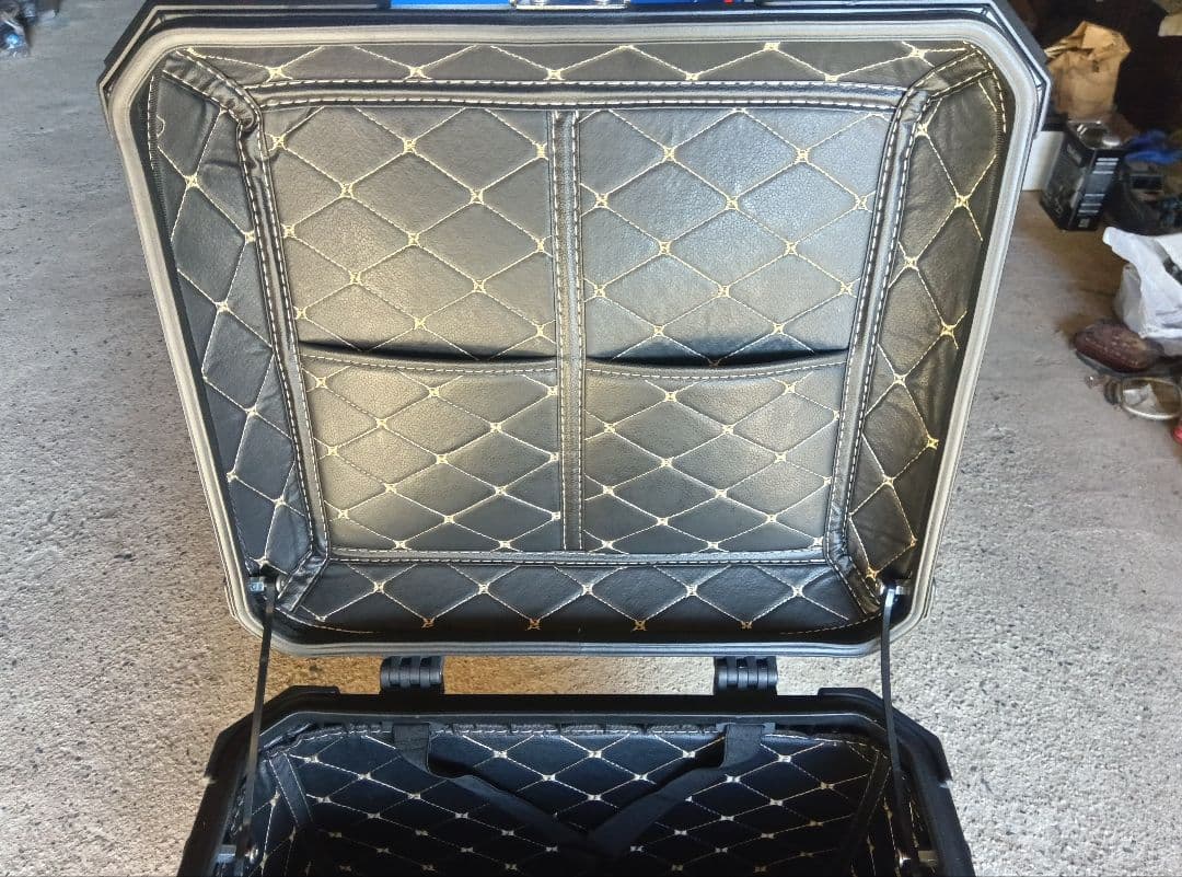 バイク用リアボックス55Lと取り付けプレート