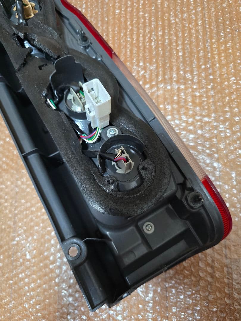 ハイエース 200系 テールライト 純正 TOYOTA 左用 ²