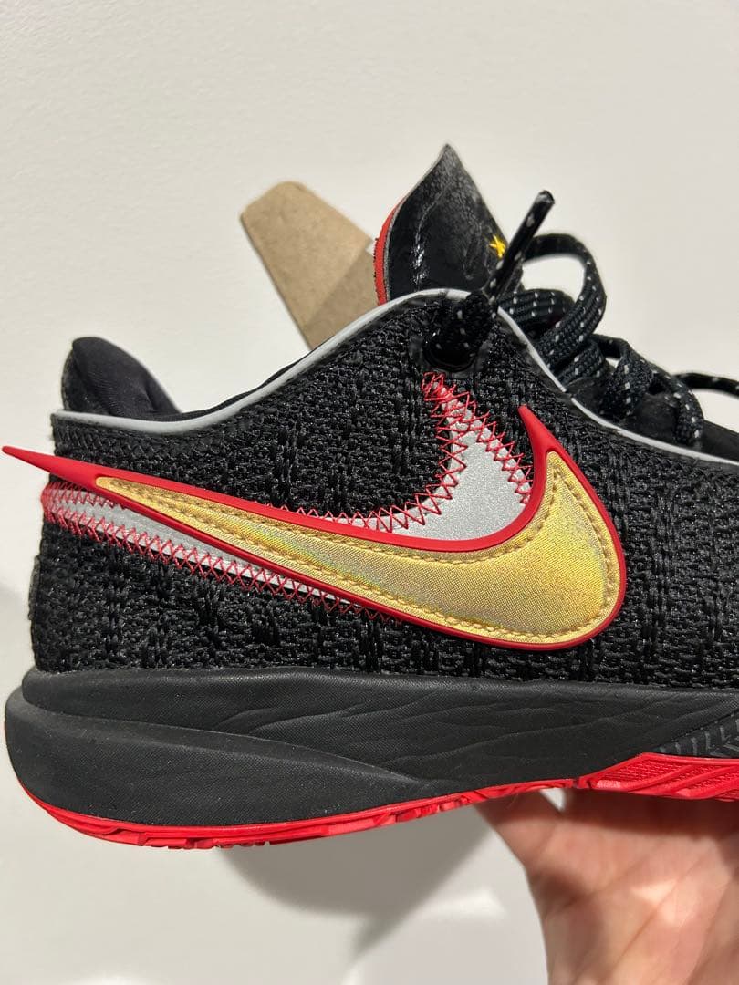 レブロン20バスケットボールシューズ 黒/赤 ニット素材