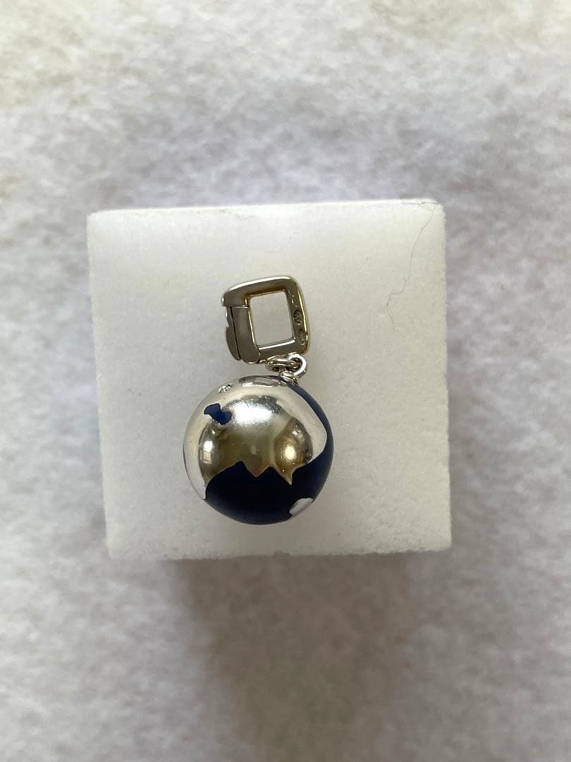 LOUIS VUITTON K18ホワイトゴールドグローブチャーム