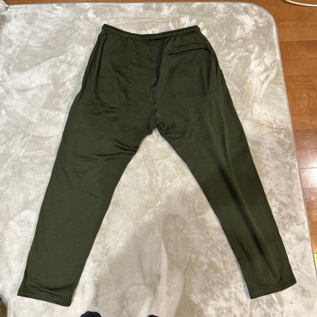 ブリーフィング オリーブ色フーディーとパンツセット