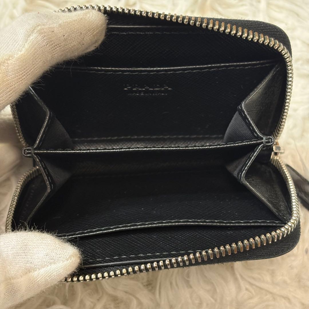 PRADA ブラック ケース サフィアーノレザー　ラウンドジップ