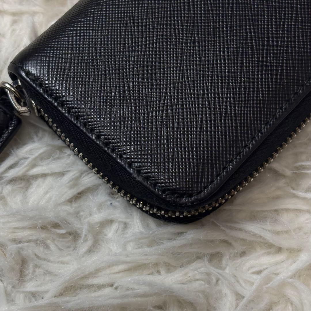 PRADA ブラック ケース サフィアーノレザー　ラウンドジップ