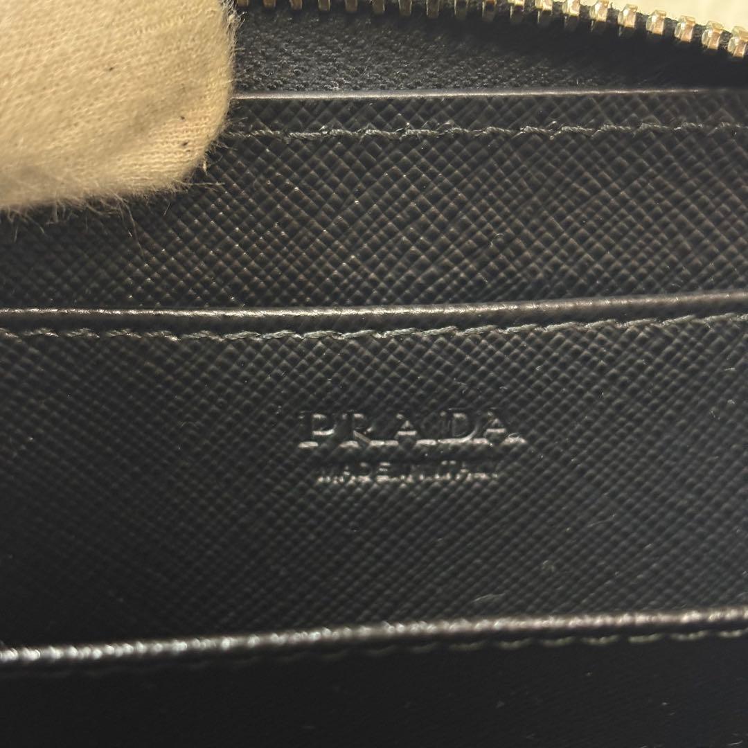 PRADA ブラック ケース サフィアーノレザー　ラウンドジップ