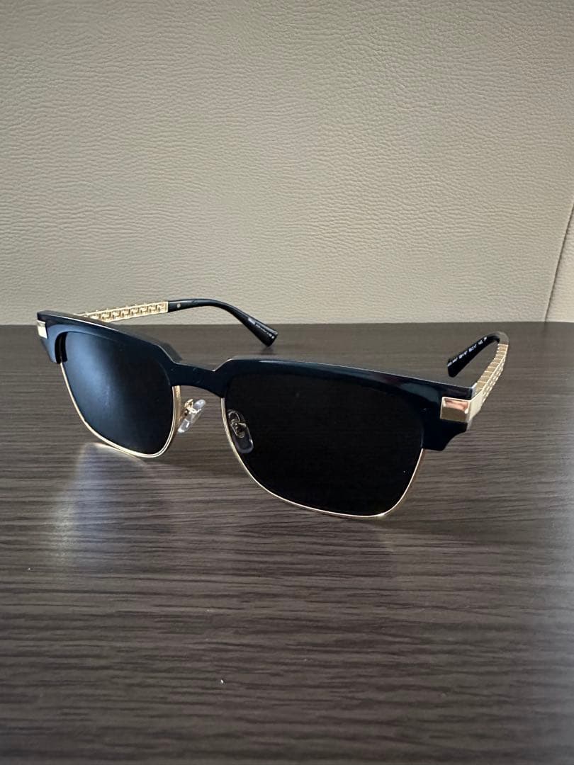 VERSACE サングラス　ブラック×ゴールド