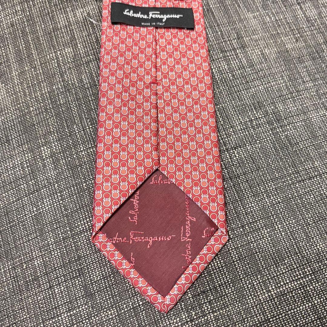 新品！未使用！Ferragamo レッド シルク ネクタイ