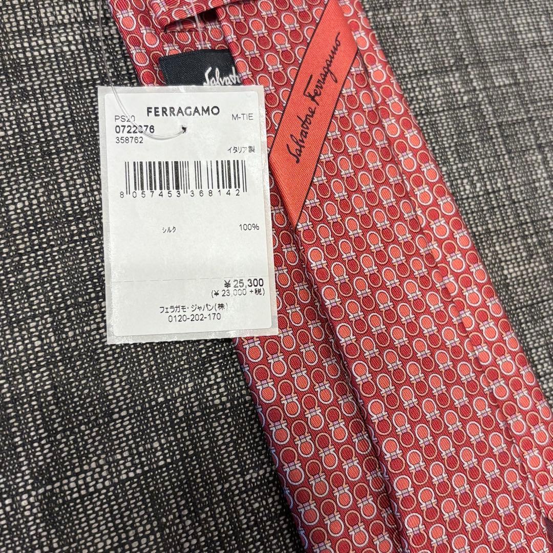 新品！未使用！Ferragamo レッド シルク ネクタイ