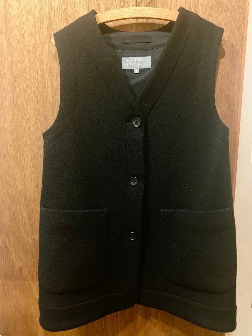 マーガレット・ハウエル 黒ウールのジレ