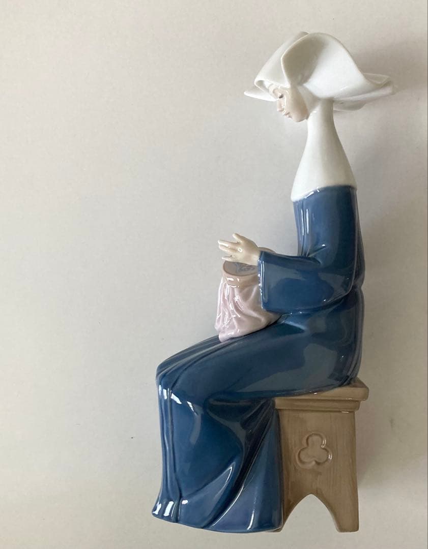 リヤドロ　刺繍をする修道女　置物　クリスマス　キリスト教