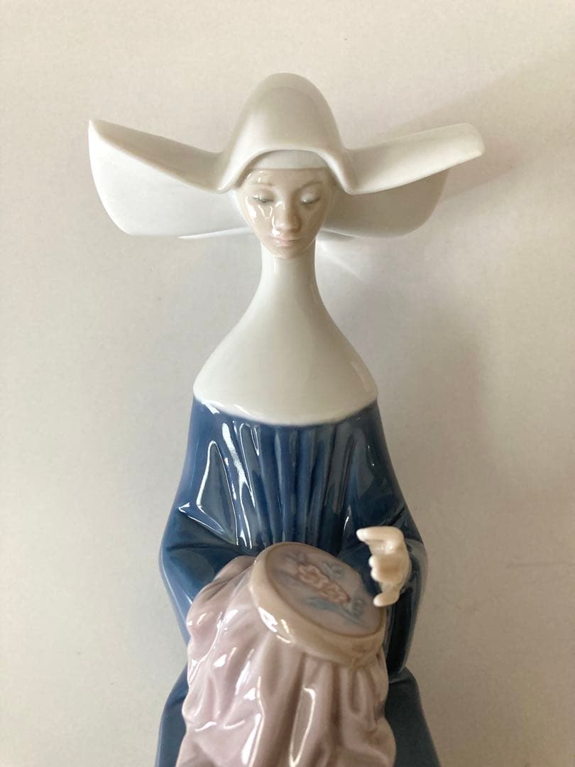 リヤドロ　刺繍をする修道女　置物　クリスマス　キリスト教