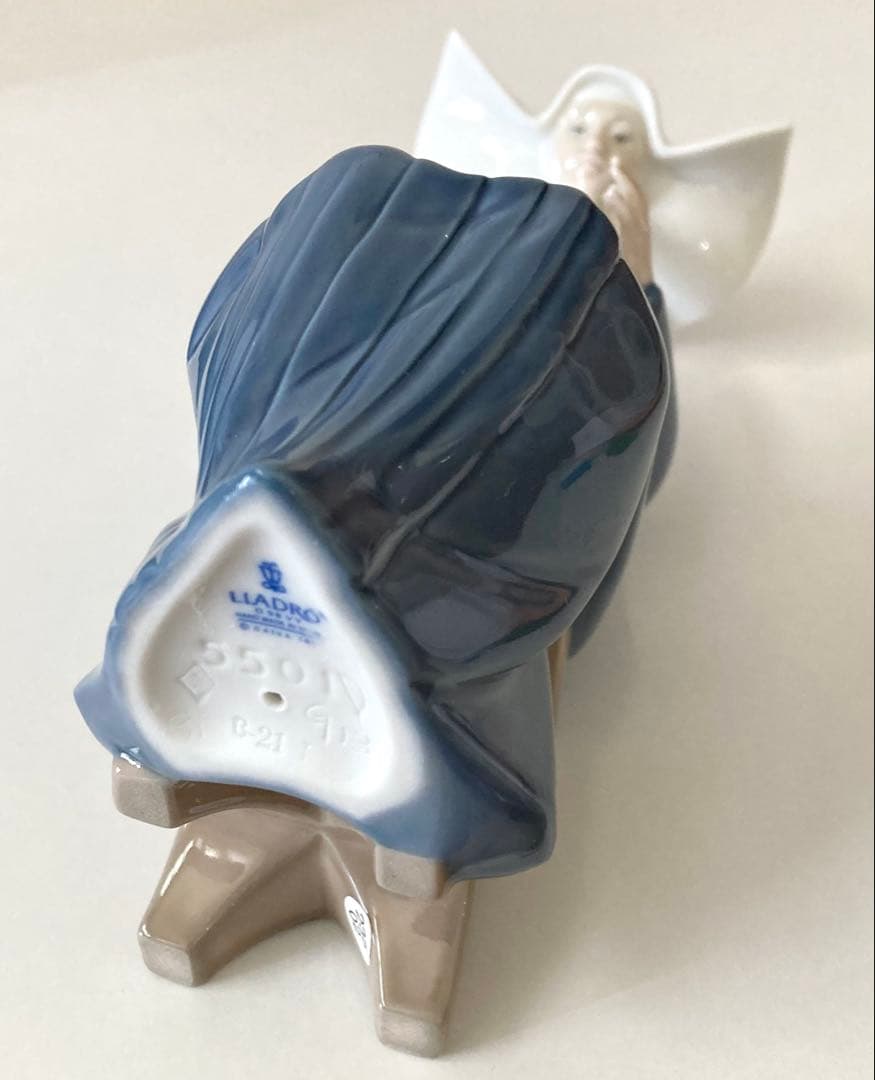 リヤドロ　刺繍をする修道女　置物　クリスマス　キリスト教