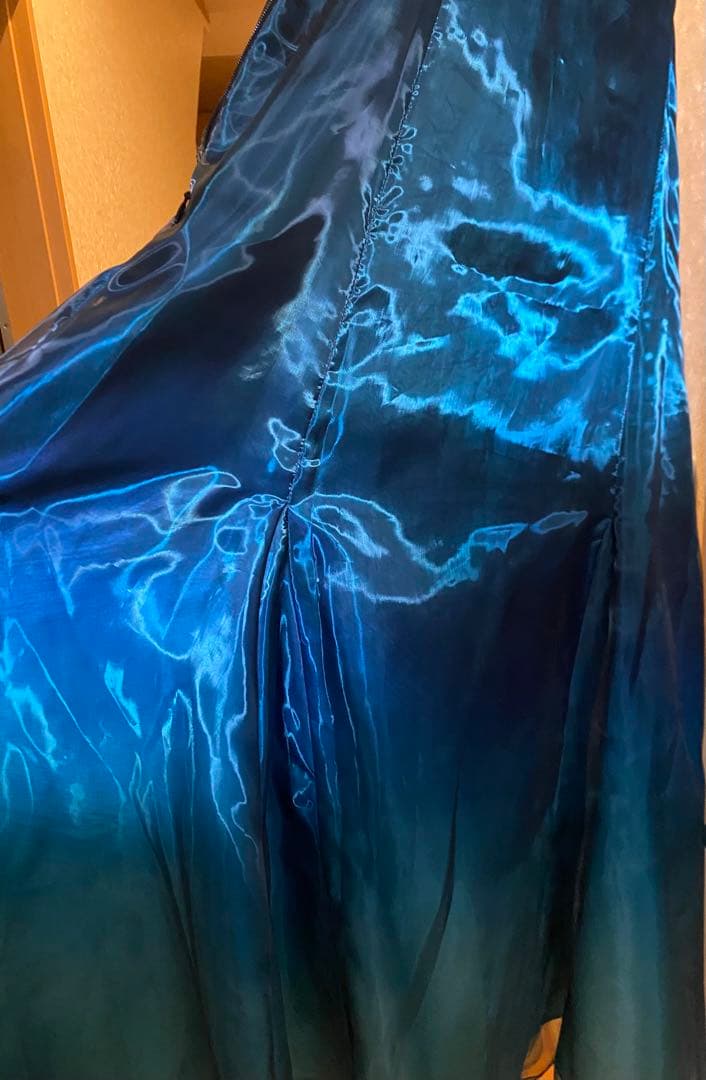 hazama 見えないものを見ようとして見上げた夜空に駆ける透明彩度のワンピース