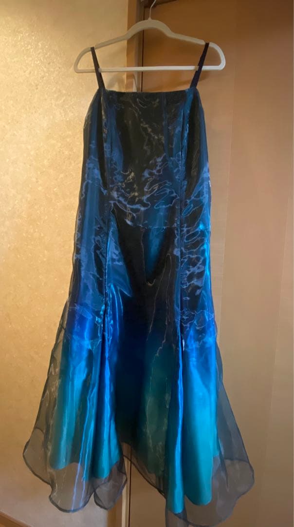 hazama 見えないものを見ようとして見上げた夜空に駆ける透明彩度のワンピース