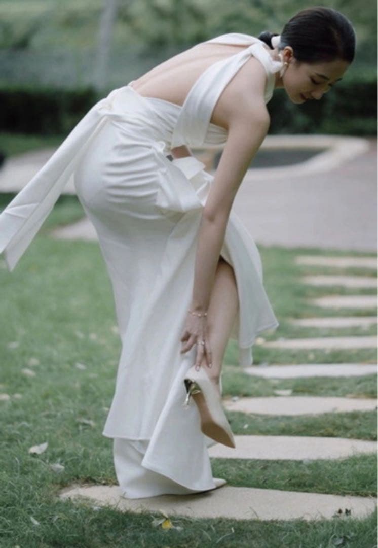 ホワイトホルターネックバックオープンドレス