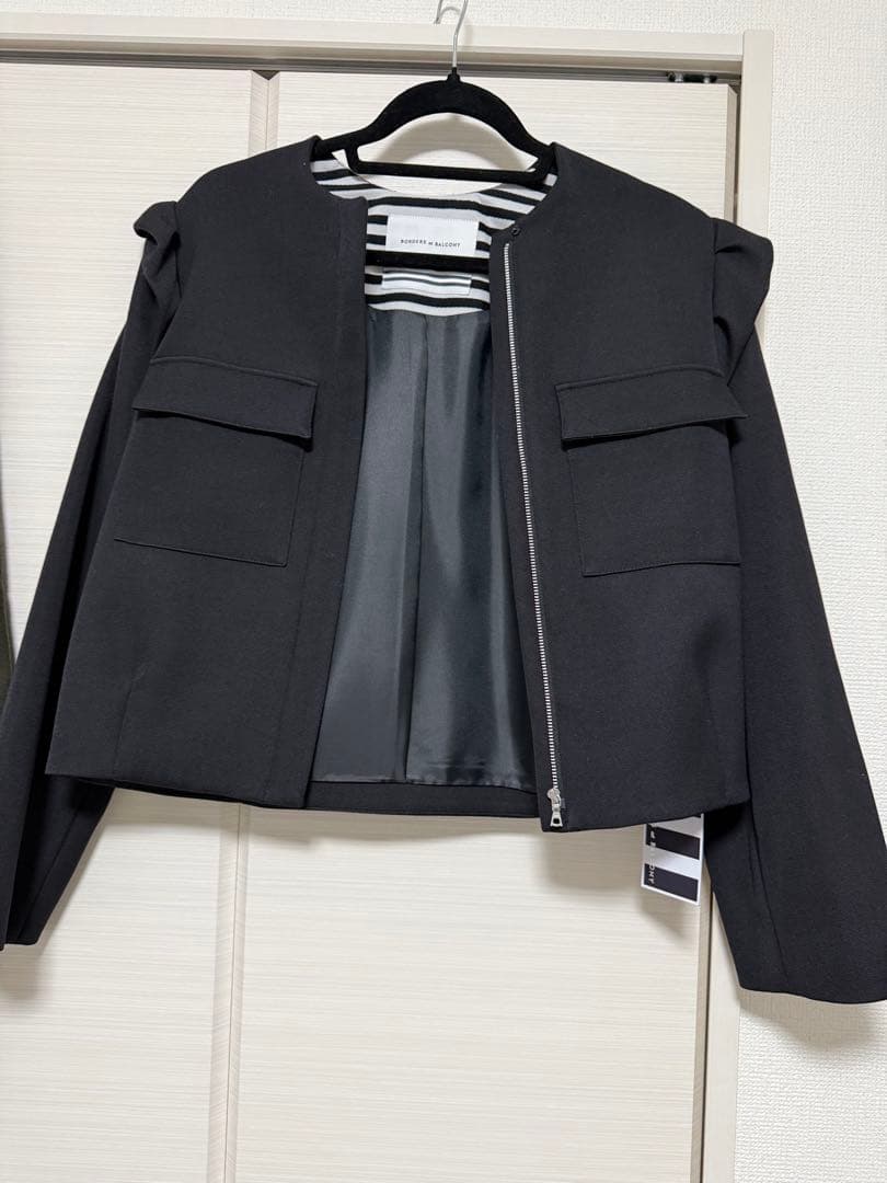 ボーダーズアットバルコニーノーカラージャケット フリル付き