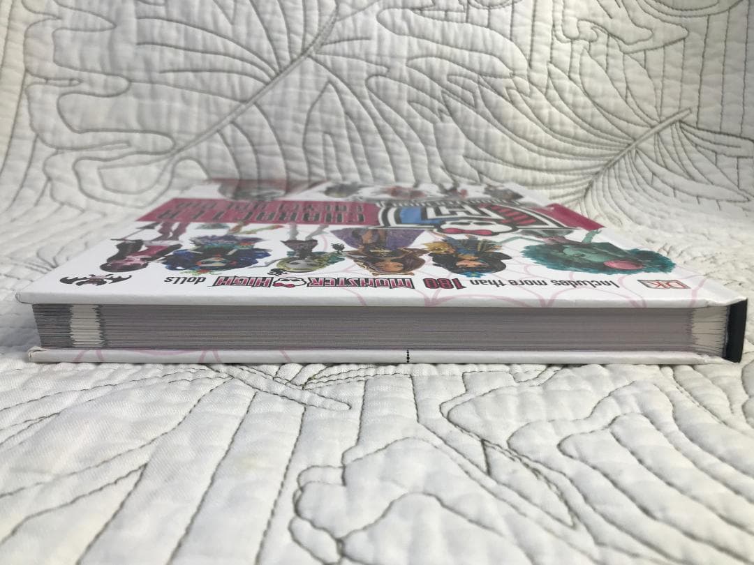 洋書「モンスター・ハイ キャラクター図鑑」Monster High