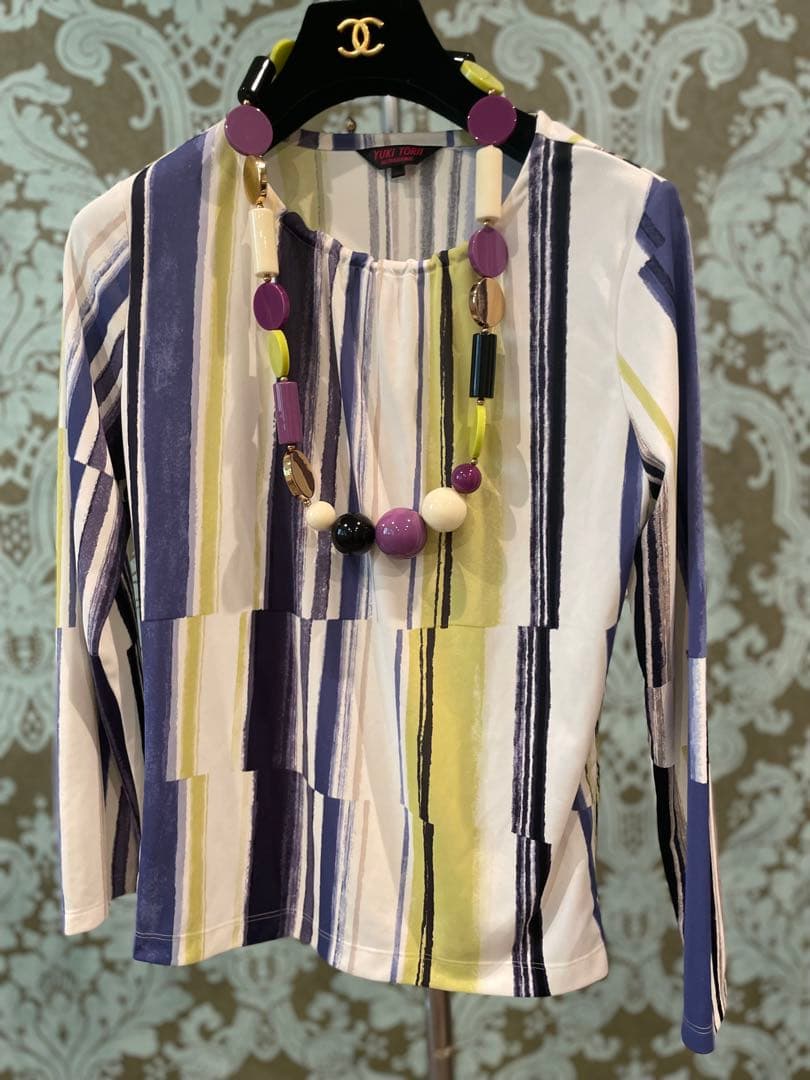 極美品　YUKI TRII 水彩画風トップス　ストレッチ素材　オールシーズン40