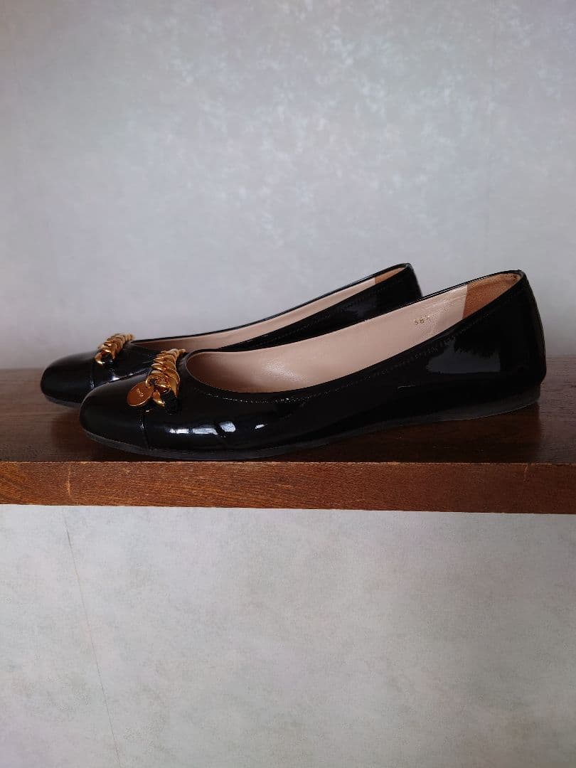 PRADA ブラック フラットシューズ ゴールドチェーン　サイズ381/2