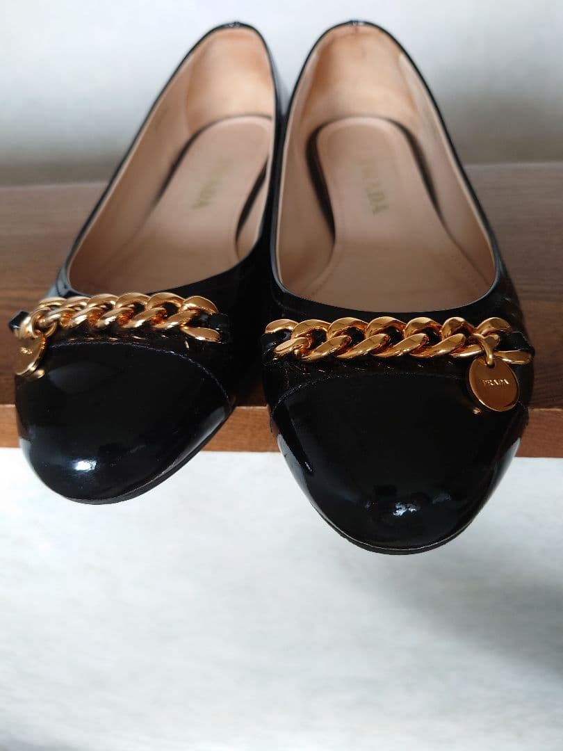 PRADA ブラック フラットシューズ ゴールドチェーン　サイズ381/2