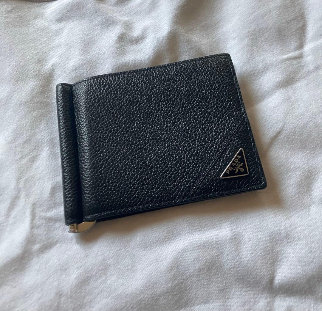 ［新品同様］ Prada ブラック サフィアーノレザー マネークリップ付折り財布