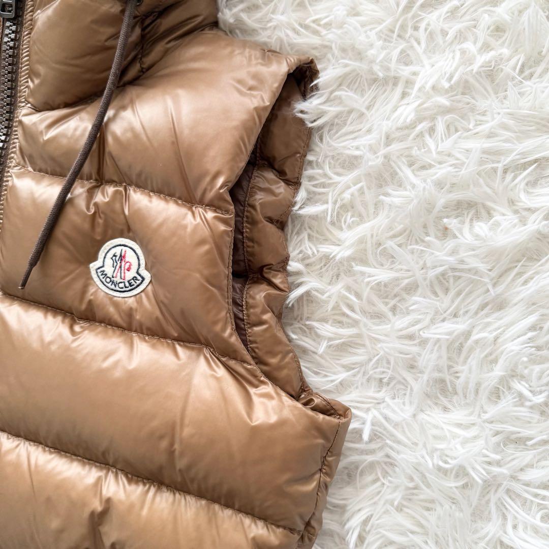 【モンクレール】バルトロメ ダウンベスト ブラウン　フード　ロゴワッペン　0