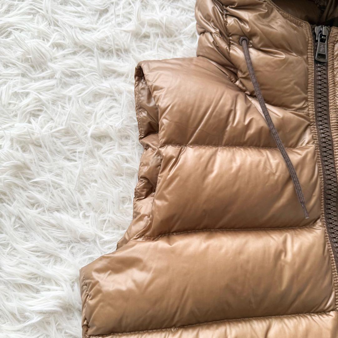 【モンクレール】バルトロメ ダウンベスト ブラウン　フード　ロゴワッペン　0