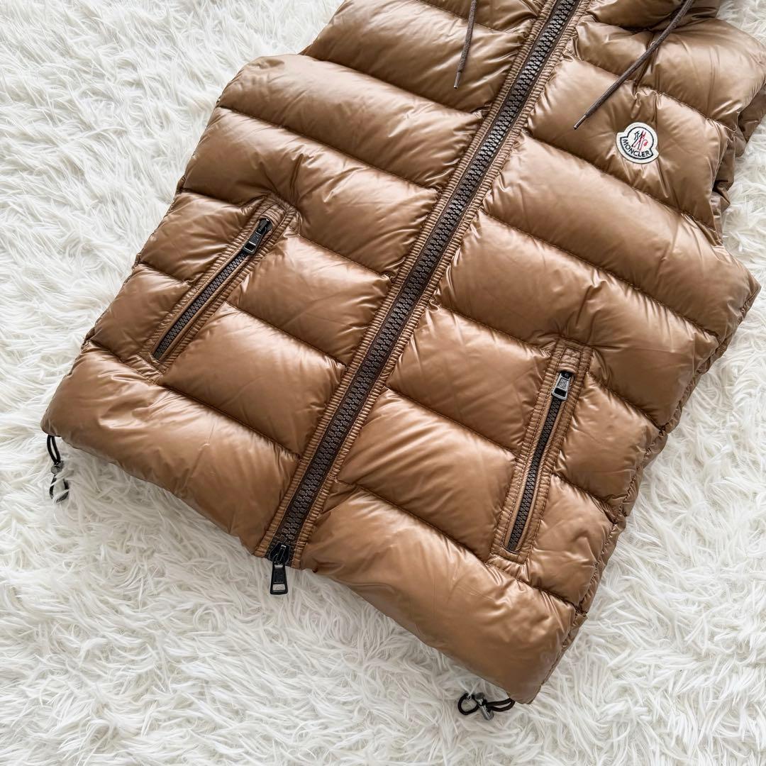 【モンクレール】バルトロメ ダウンベスト ブラウン　フード　ロゴワッペン　0