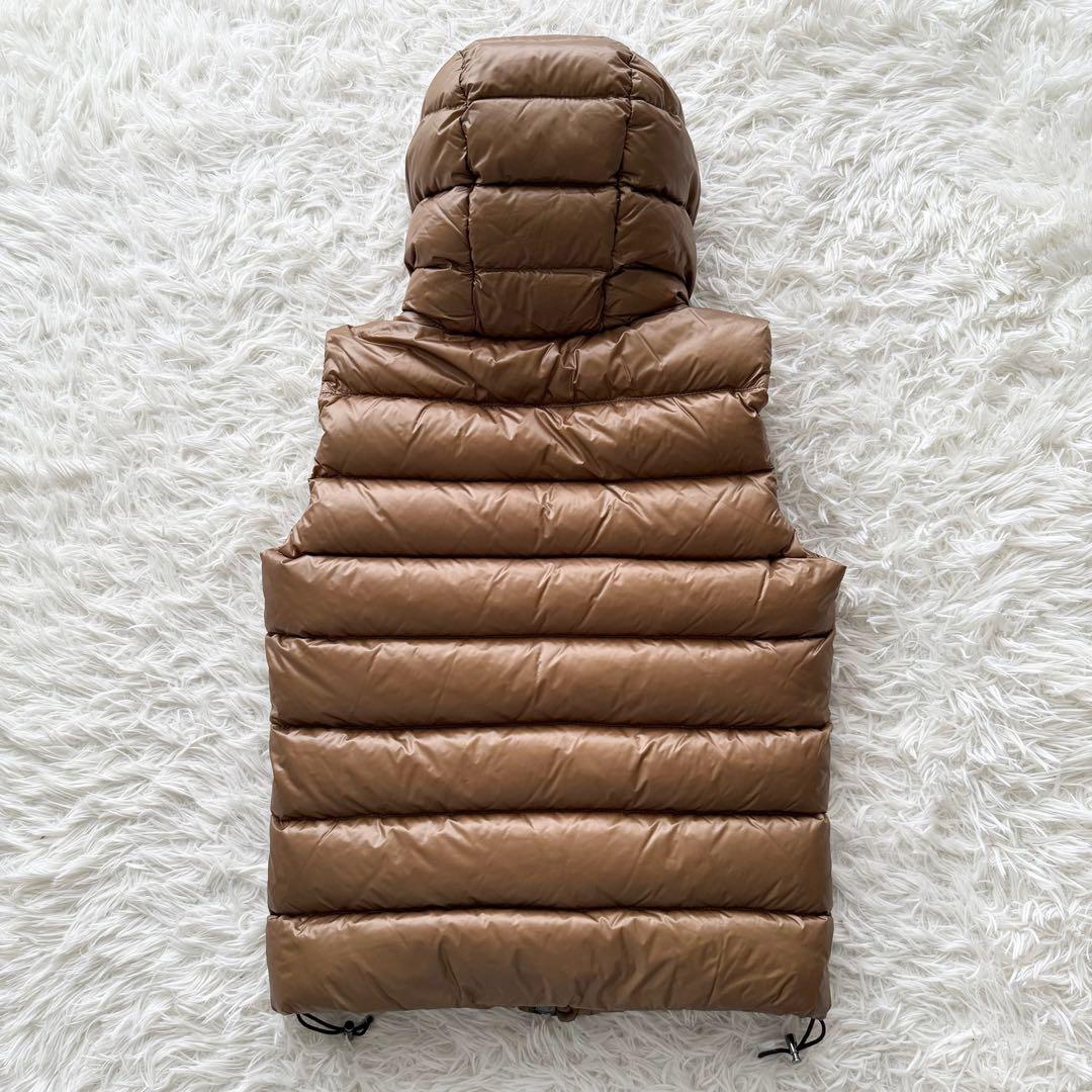 【モンクレール】バルトロメ ダウンベスト ブラウン　フード　ロゴワッペン　0