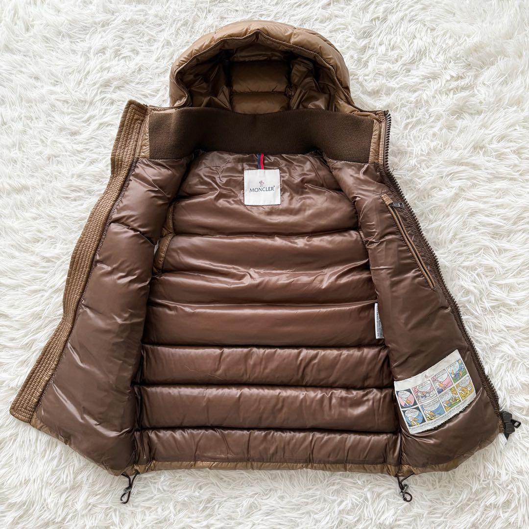【モンクレール】バルトロメ ダウンベスト ブラウン　フード　ロゴワッペン　0