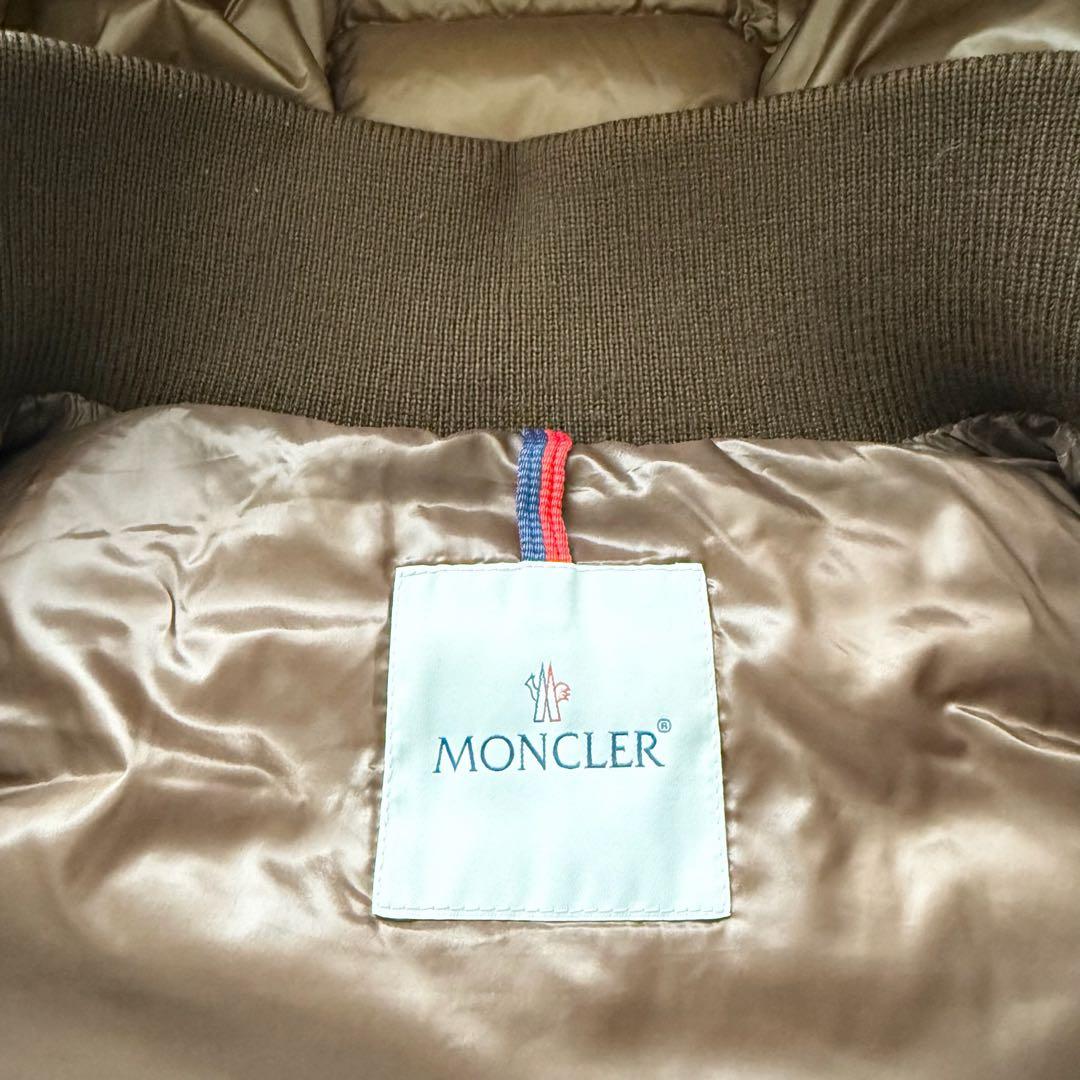 【モンクレール】バルトロメ ダウンベスト ブラウン　フード　ロゴワッペン　0