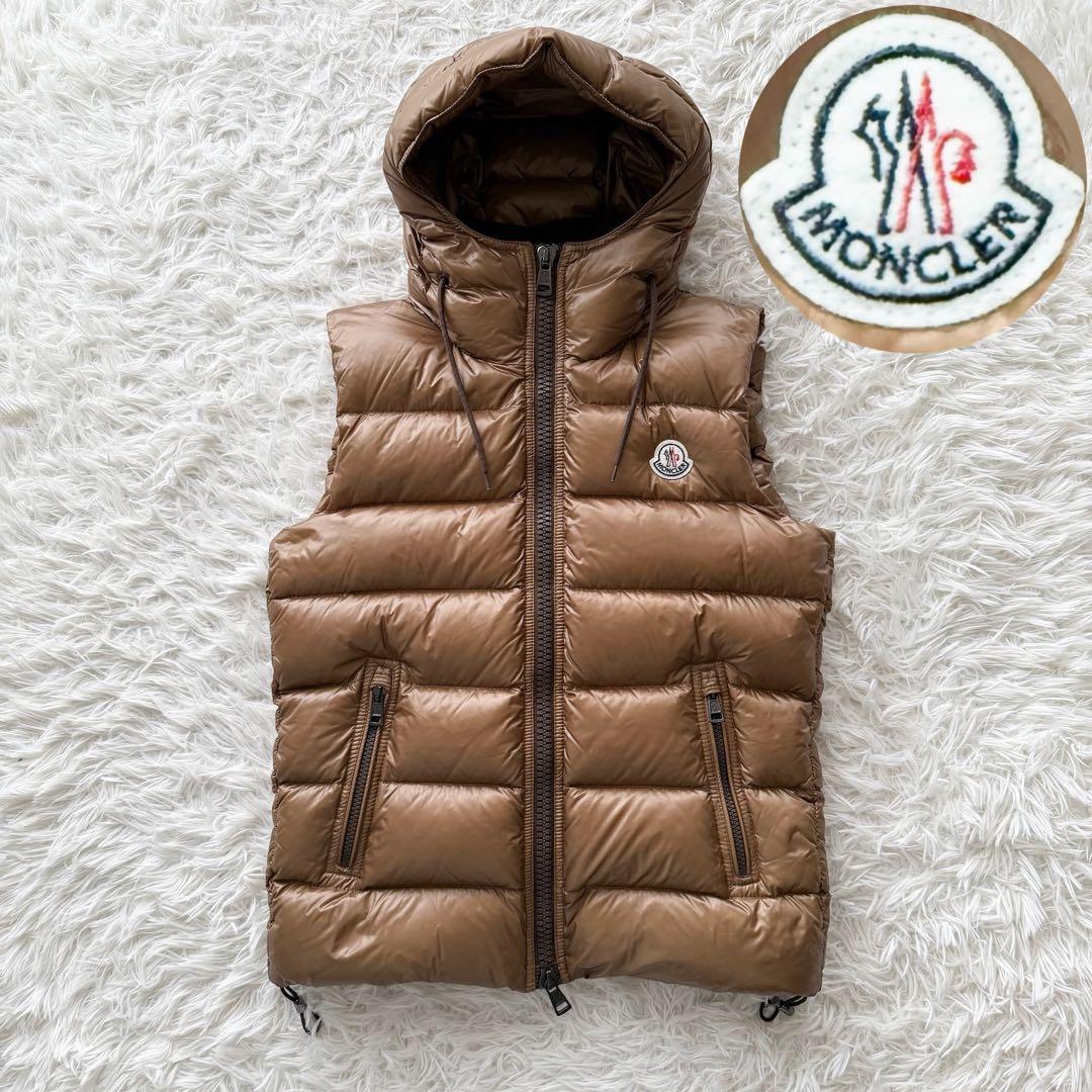 【モンクレール】バルトロメ ダウンベスト ブラウン　フード　ロゴワッペン　0