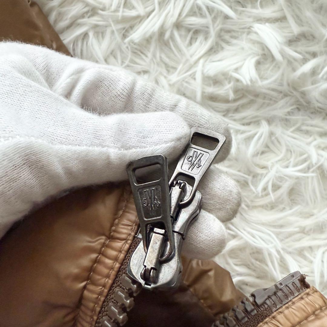 【モンクレール】バルトロメ ダウンベスト ブラウン　フード　ロゴワッペン　0