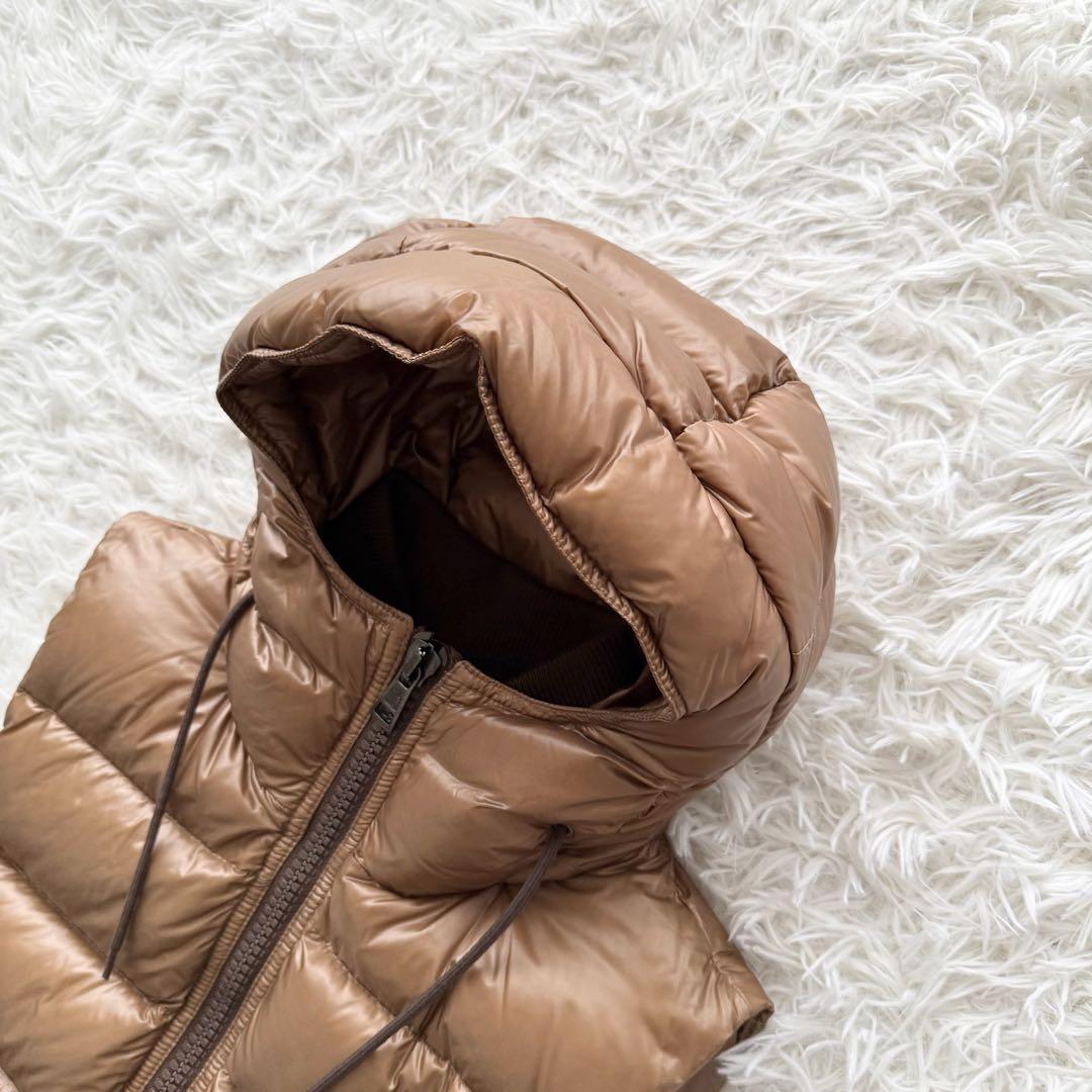 【モンクレール】バルトロメ ダウンベスト ブラウン　フード　ロゴワッペン　0