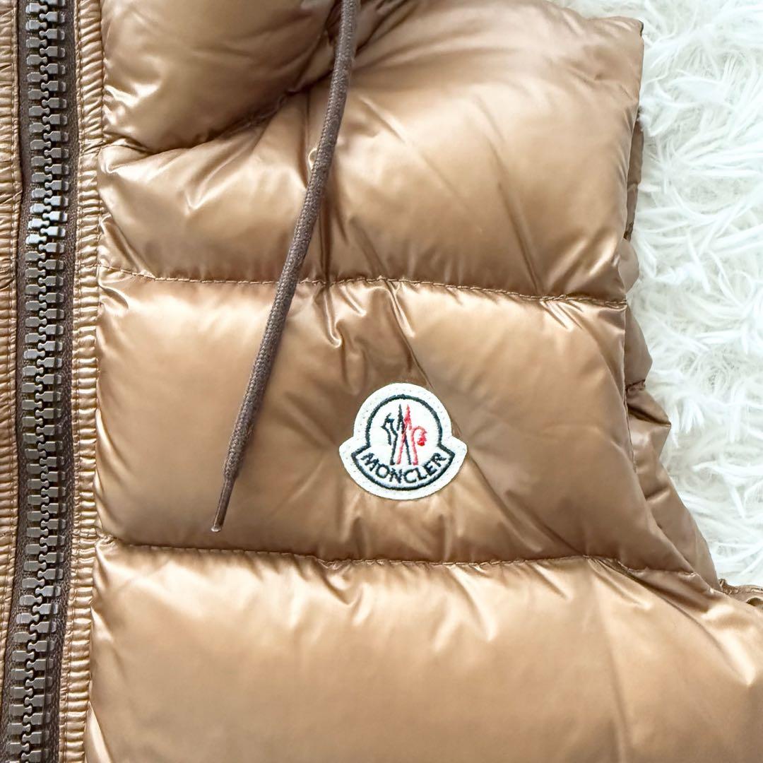 【モンクレール】バルトロメ ダウンベスト ブラウン　フード　ロゴワッペン　0