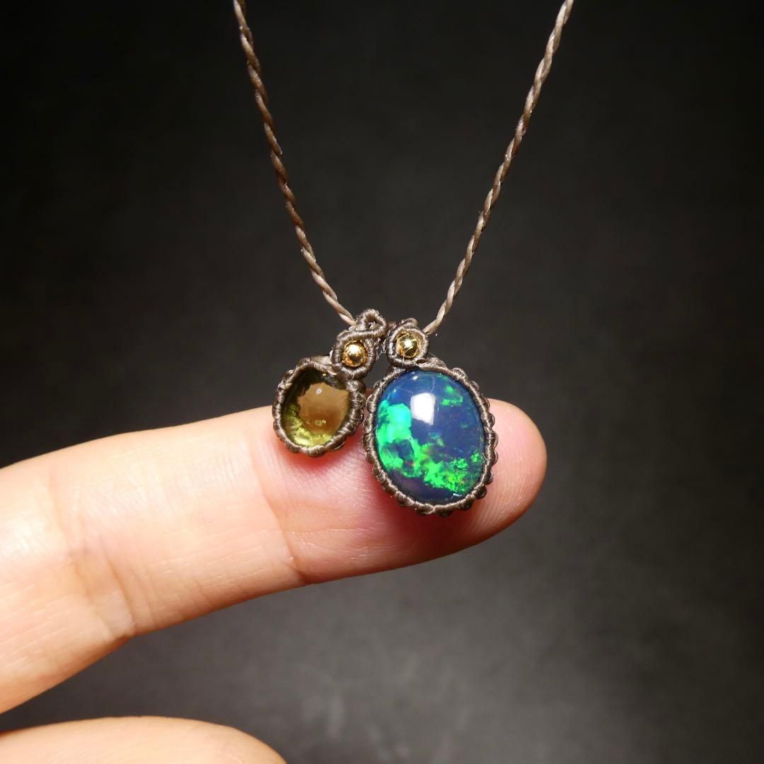 ブラックオパールとペリドットのマクラメネックレス