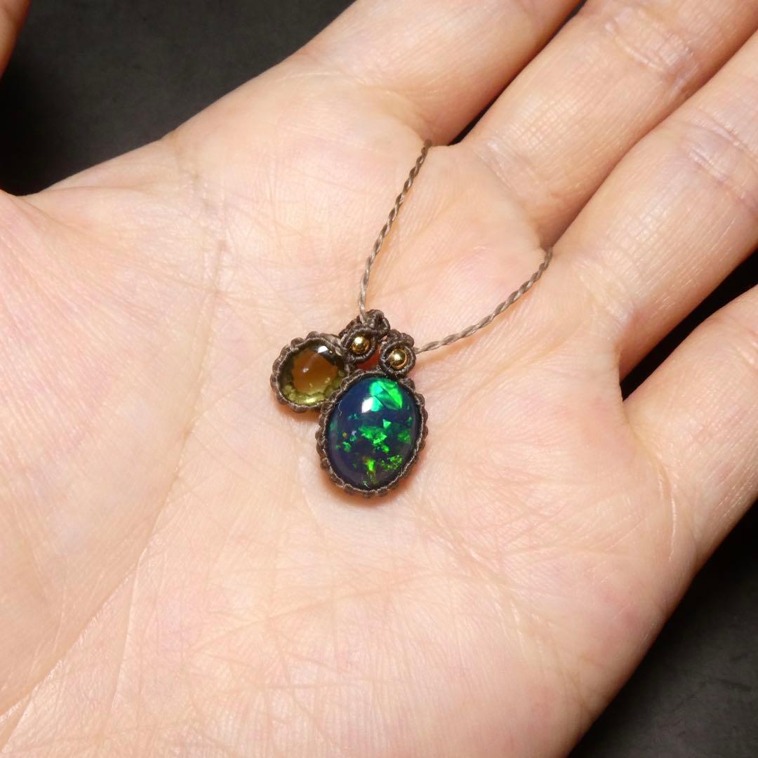 ブラックオパールとペリドットのマクラメネックレス