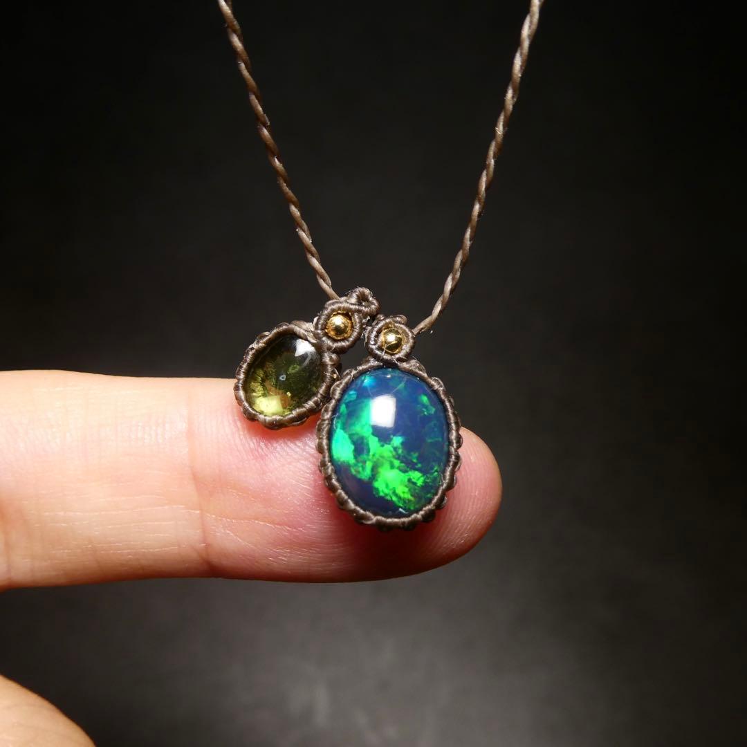 ブラックオパールとペリドットのマクラメネックレス