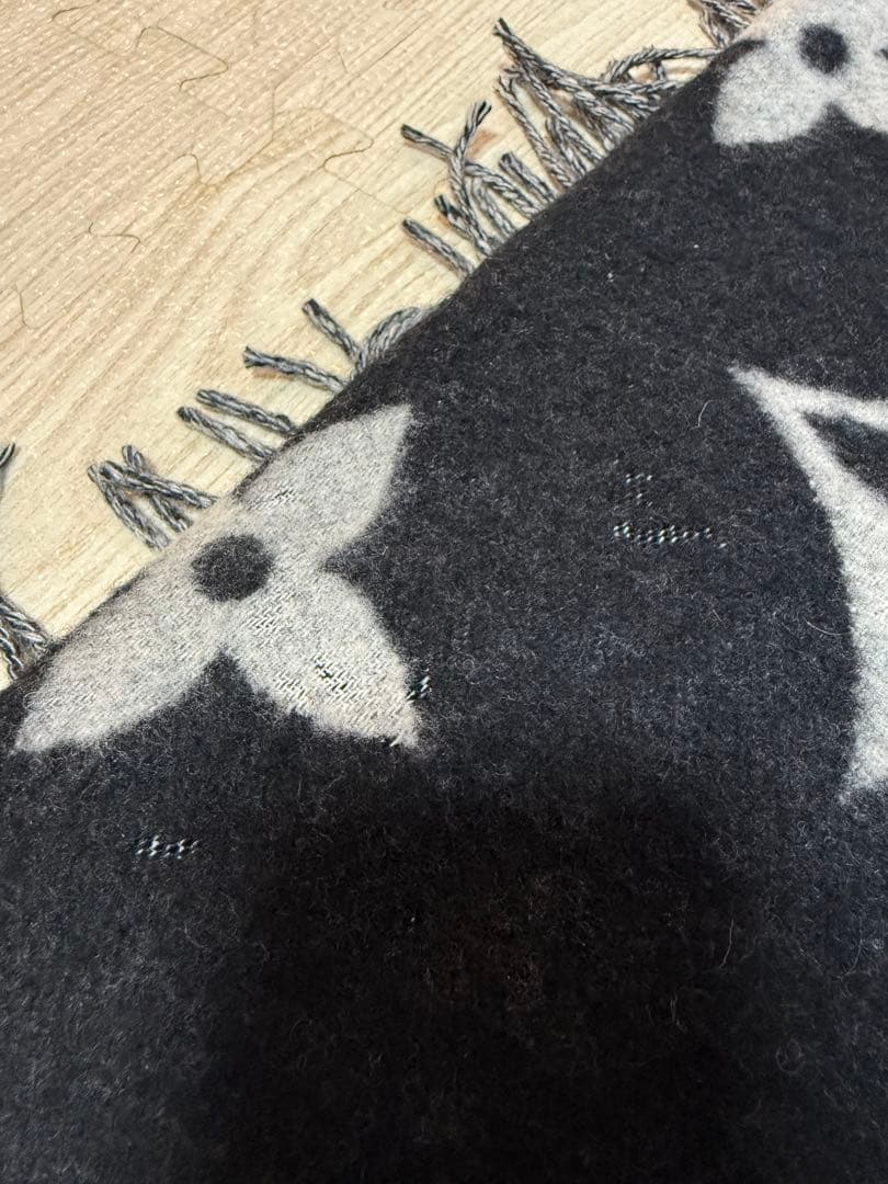 LOUIS VUITTON マフラー ブラック グレーエシャルプ　レイキャビック