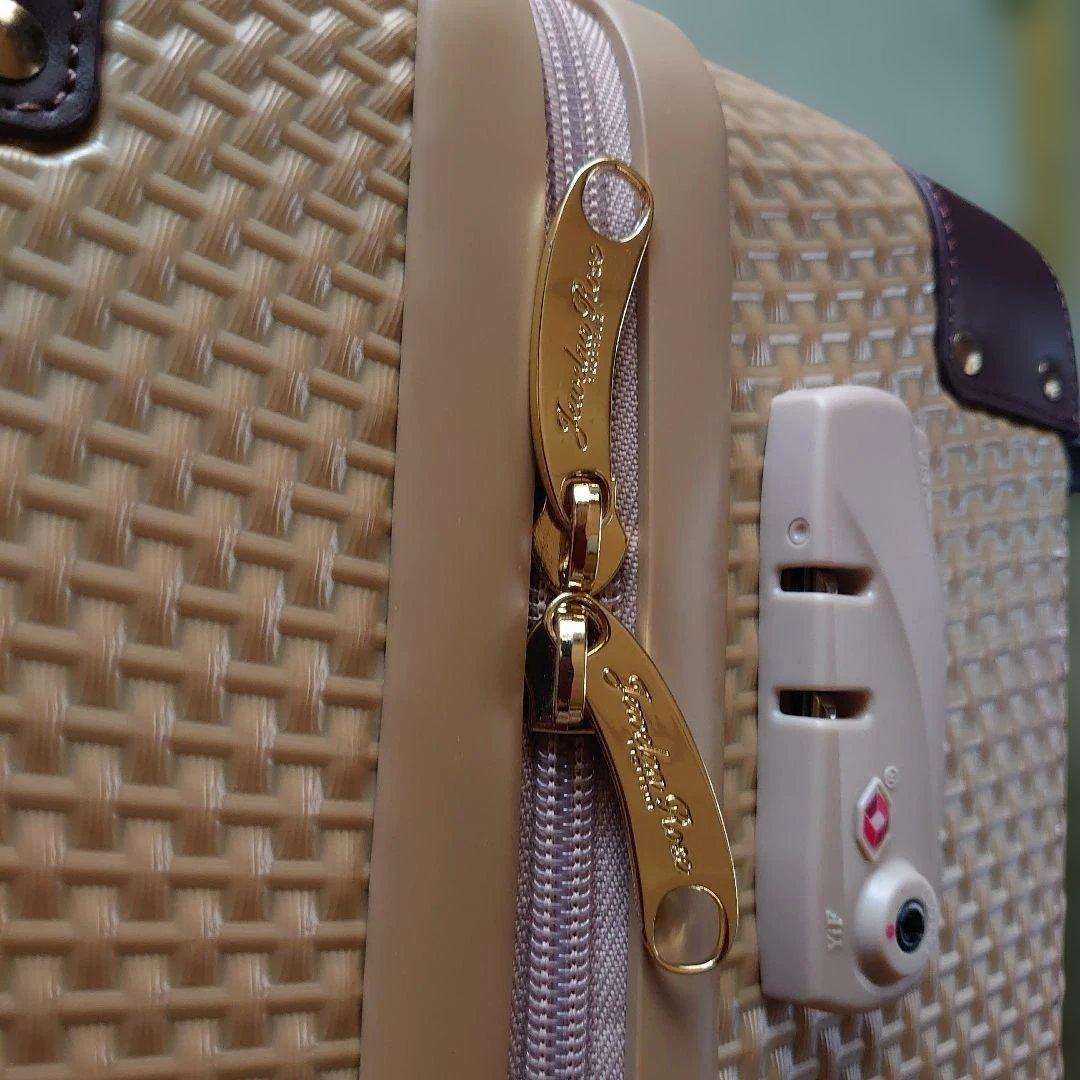 エレガント ベージュ キャリーケース