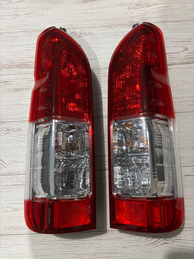 トヨタ　ハイエース　純正テールライト1台分