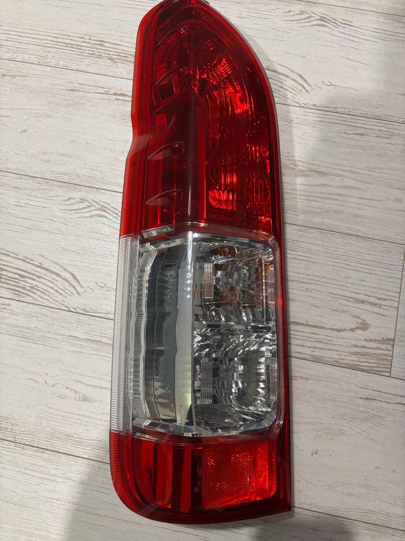 トヨタ　ハイエース　純正テールライト1台分