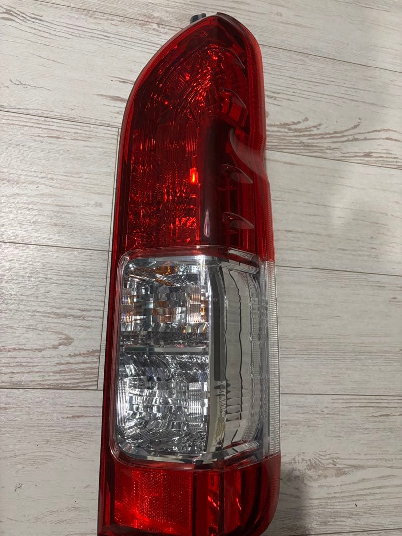 トヨタ　ハイエース　純正テールライト1台分