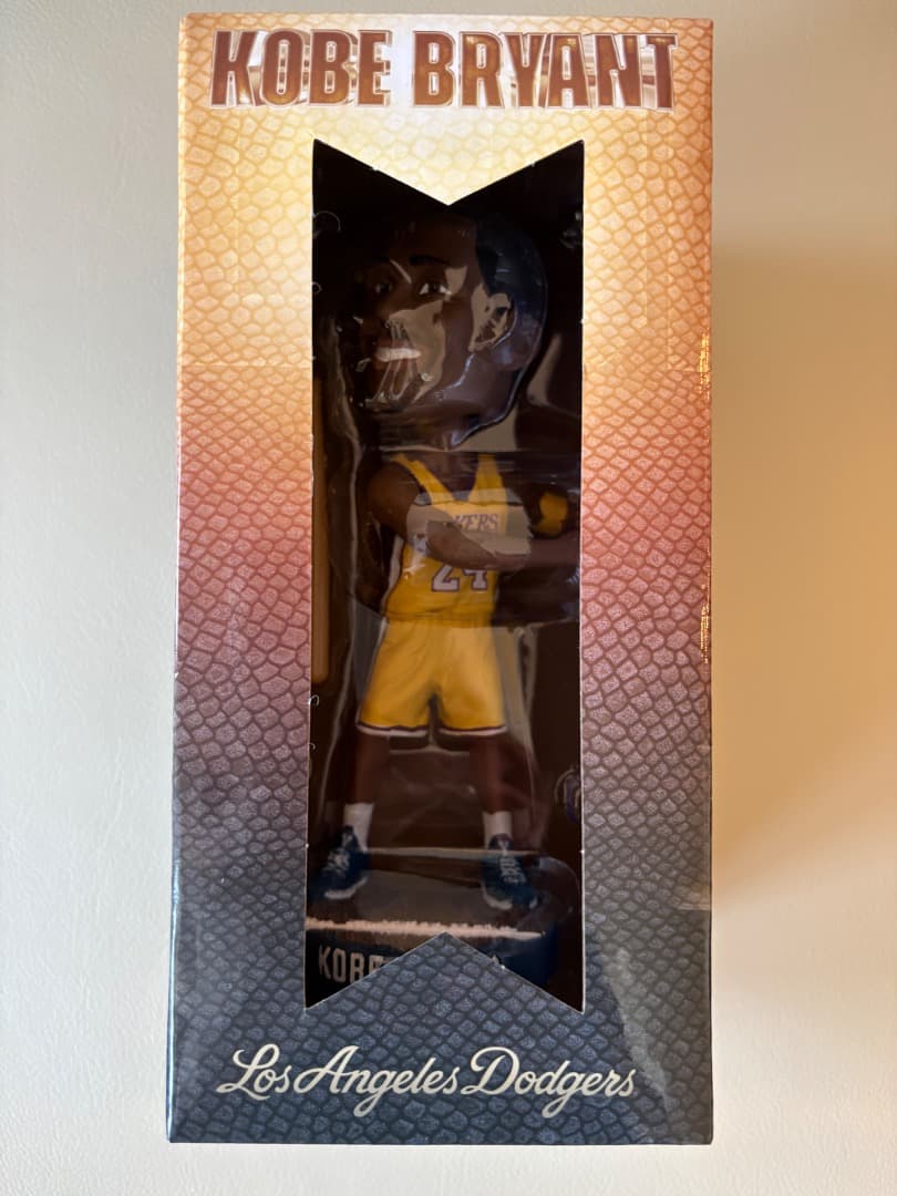 【新品、バッジ付き】コービー・ブライアント ボブルヘッド/ドジャースバッジ付