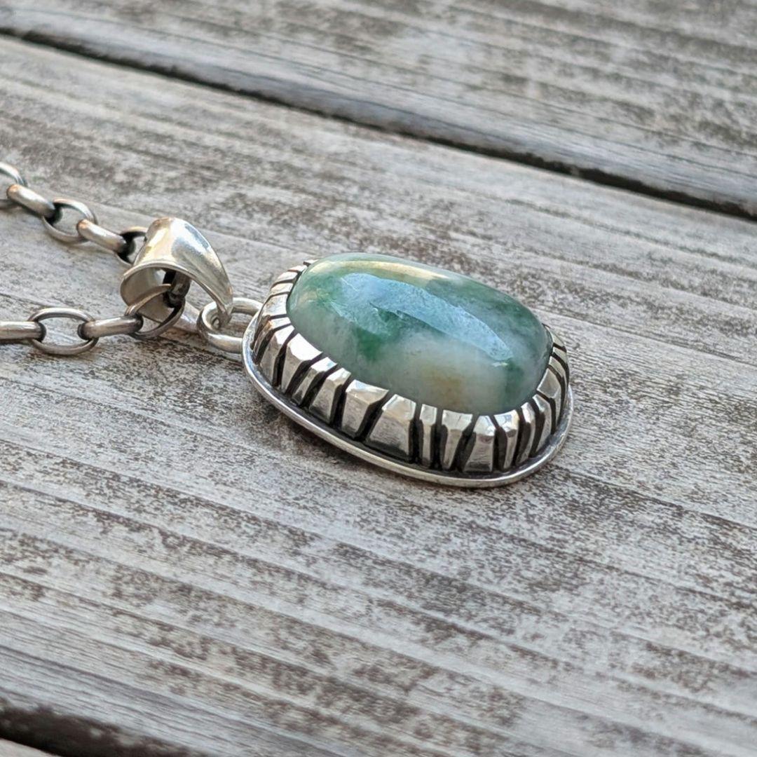 ハンドメイドの翡翠ネックレストップ　インディアンジュエリー風　オールハンドメイド