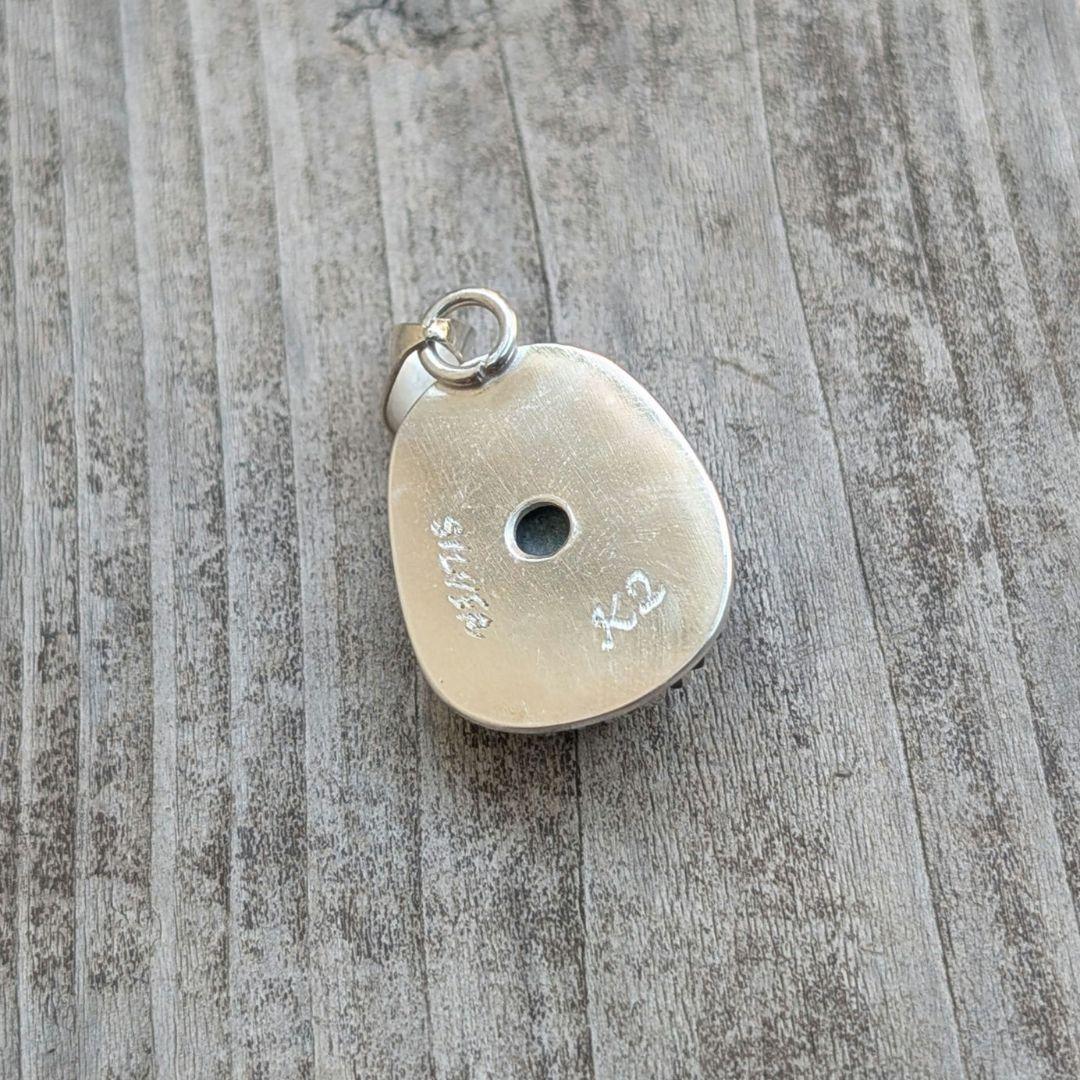 ハンドメイドの翡翠ネックレストップ　インディアンジュエリー風　オールハンドメイド