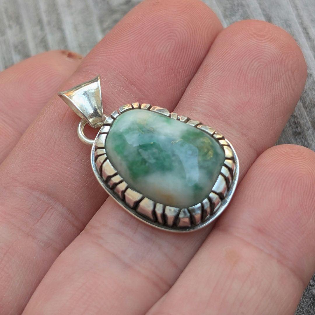 ハンドメイドの翡翠ネックレストップ　インディアンジュエリー風　オールハンドメイド