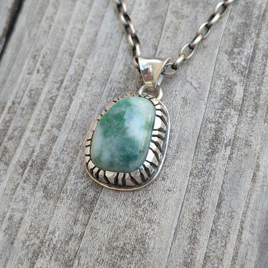 ハンドメイドの翡翠ネックレストップ　インディアンジュエリー風　オールハンドメイド